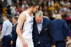 Tomáš Satoranský a Ronen Ginzburg slaví vítězství v zápase ME basketbalistů 2022 v Praze