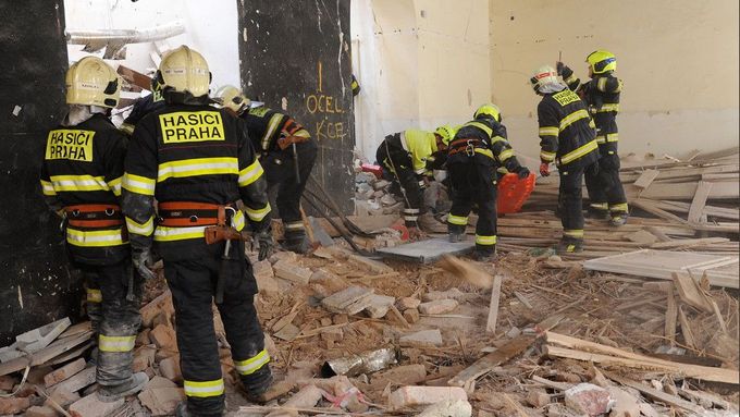 Zásah je obtížný, protože budova může spadnout. Hasiči ji stabilizují ve spolupráci s Báňskou záchrannou službou, statikem a lezeckou skupinou.