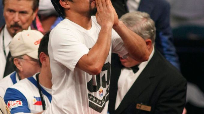 Manny Pacquiao se modlí po prohře s Timothym Bradleym. Co Bohu vzkazuje?