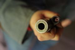 V Praze se postřelil muž, doma měl 21 nelegálních zbraní