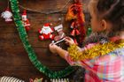 Lidé, kteří zdobí své domovy vánočními ozdobami dříve, jsou šťastnější, tvrdí psychoanalytik