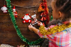 Lidé, kteří zdobí své domovy vánočními ozdobami dříve, jsou šťastnější, tvrdí psychoanalytik