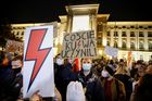 Proti zákazu potratů demonstrovaly ve Varšavě desetitisíce lidí