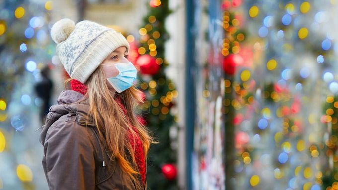 "Většina lidí sice bude o Vánocích s příbuznými často mluvit o tom, že svátky nejsou jen o dárcích a že jich dřív nakupovali až moc, ale po pandemii se vrátí do starých kolejí," předpovídá psycholog.