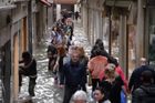 Gondoly nejezdí, turisté se brodí v holinkách. Video ukazuje zaplavené Benátky