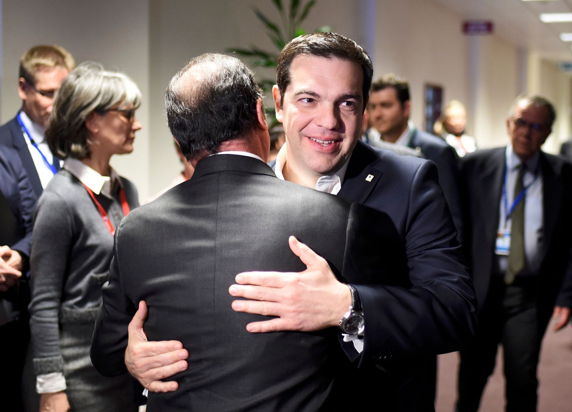 Francouzský prezident Hollande vítá řeckého premiéra Tsiprase v Bruselu.