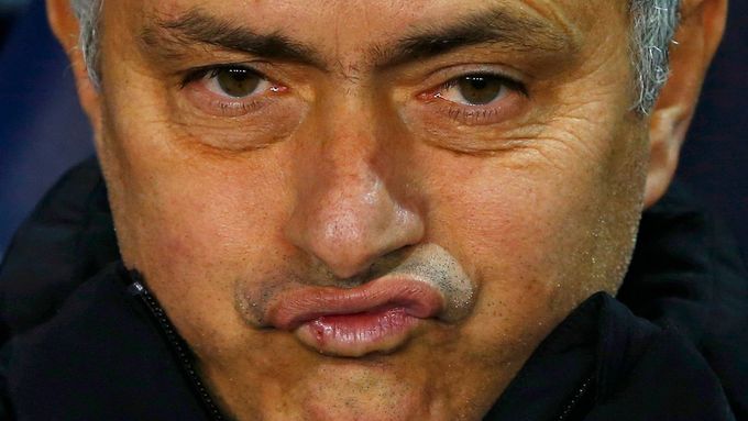 José Mourinho během zápasu s Tottenhamem neměl příliš důvodů k radosti
