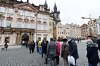 Lidé na pražském Staroměstském náměstí stojí ve frontě před palácem Kinských, kde Národní galerie představuje díla malíře Rembrandta.