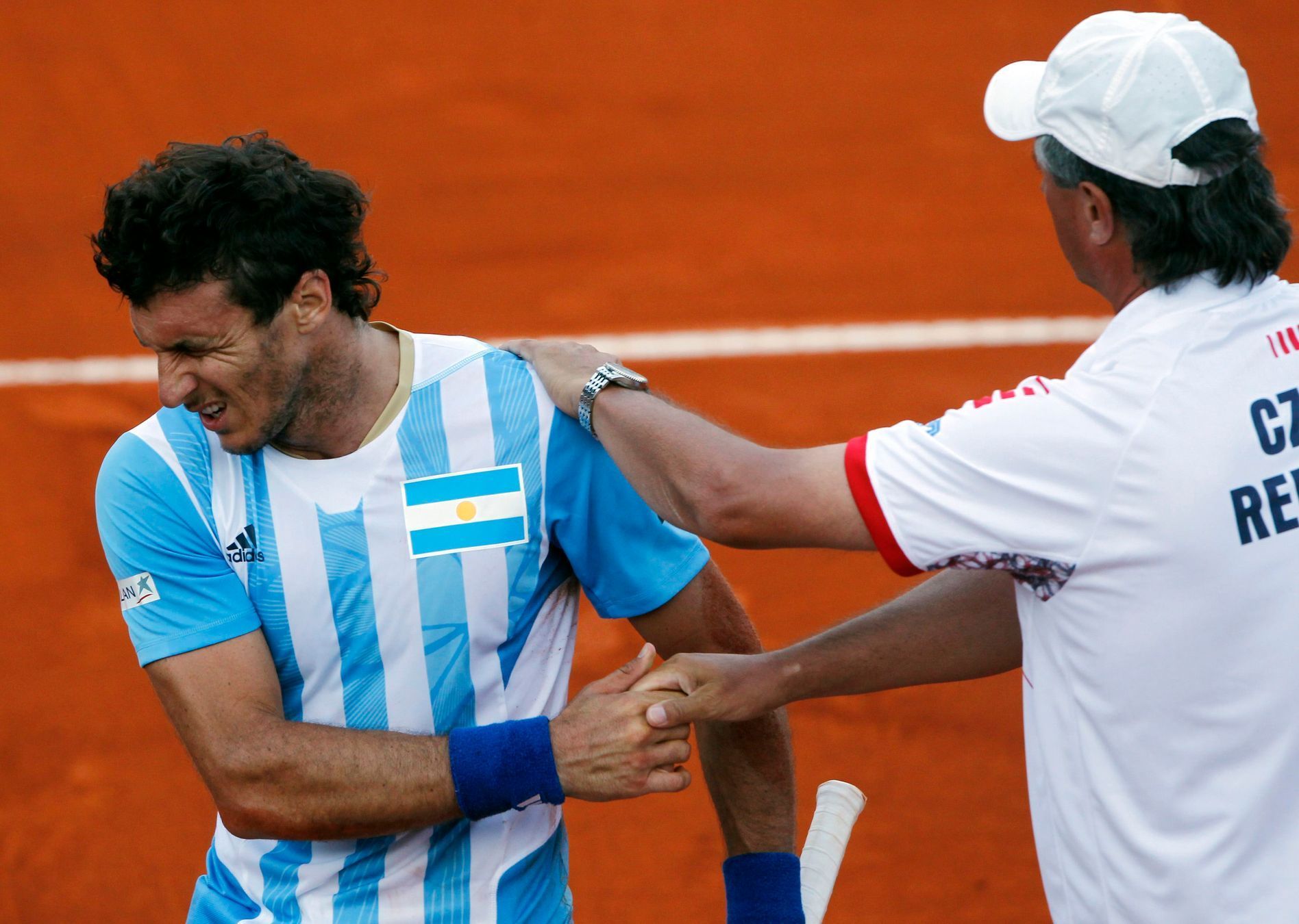Argentinský tenista Juan Mónaco v prvním semifinálovém utkání Davis Cupu 2012 s Čechem Tomášem Berdychem.