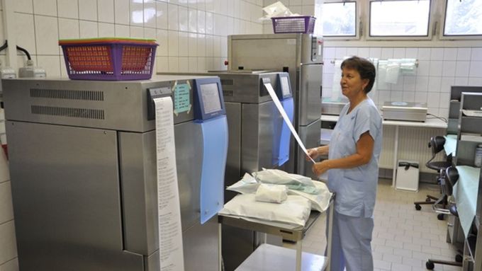 Sterilizace v náhradních prostorách s využitím takzvaných flash sterilizátorů.