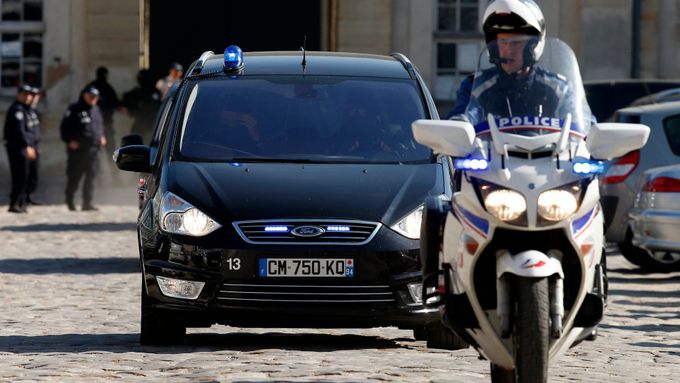 Policisté eskortují muže podezřelého ze střelby v židovském muzeu v Bruselu.