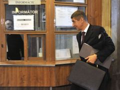 Andrej Babiš letí k lustračnímu soudu.