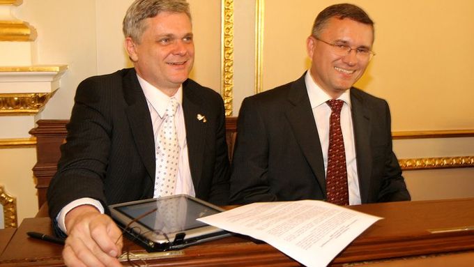 Dissenting MPs Vlastimil Tlustý (left) and Juraj Raninec