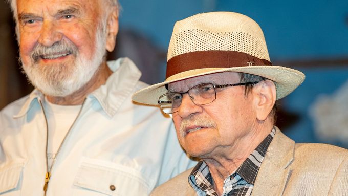 Herec a textař Zdeněk Svěrák s hudebním skladatelem Jaroslavem Uhlířem na křtu knihy Tomáše Malečka Už dlouho šlapu po světě – Životní příběh Jaroslava Uhlíře.