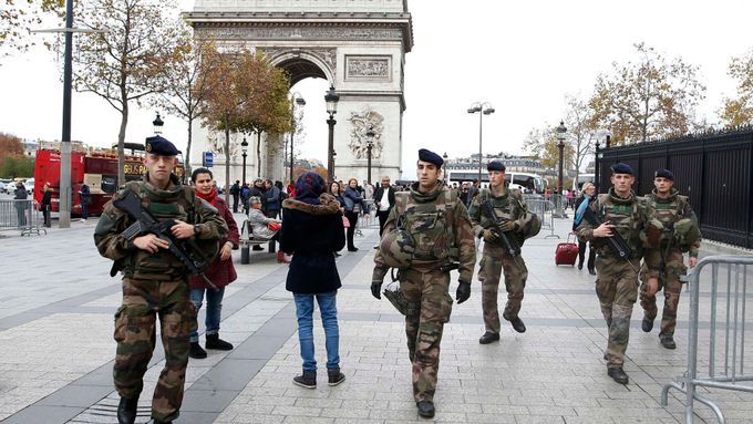 Obrazem: Francie poslala stíhačky na pozice islamistů. Probíhají kontroly. A trvá smutek nad oběťmi