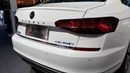 Povšimněte si zadních partií. Passat je jedním z modelů na šanghajském výstavišti, který má jméno uprostřed víka kufru, kam se přesunulo z jeho spodní části. Něčím podobným, i když jde o jméno značky, disponuje i Škoda.