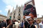 Foto: Smutek i fanoušci u milánského dómu. V katedrále se konal pohřeb Berlusconiho