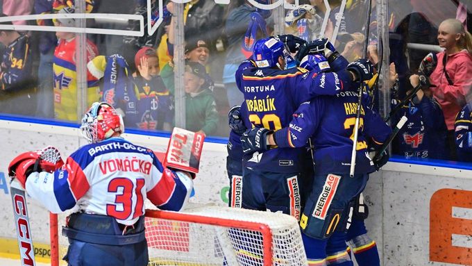 Hokejisté Českých Budějovic slaví gól proti Pardubicím.