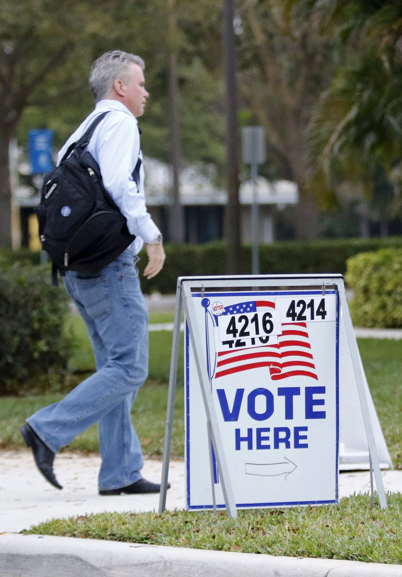Muž směřuje do volební místnosti v Boca Ratonu na Floridě.