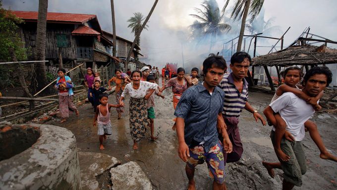 Rohingové jsou v Barmě pronásledováni již dlouho. Tato fotografie byla pořízená v barmské vesnici během střetu s barmskou armádou v roce 2012.