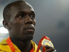 Usain Bolt (Jamaika) se zlatou olympijskou medailí za běh na 100 metrů.