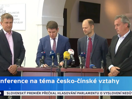 V září se ve sněmovně odehrála konference o Číně. Oficiálně ji pořádal poslanec ODS Jan Skopeček (druhý zleva).