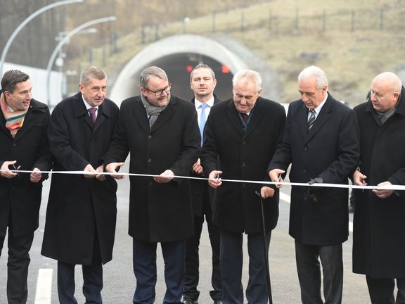 Premiér Andrej Babiš a ministr dopravy Dan Ťok při otevření nového úseku dálnice.