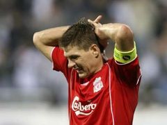Steven Gerrard dal opět gól. Znovu to však na vítězství nad rivalem nestačilo