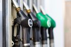 Cena benzinu i nafty v Česku klesla pod 35 korun za litr