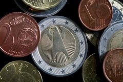Euro zlomilo vůči dolaru historický rekord
