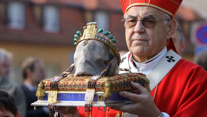 Kardinál Miroslav Vlk přináší ostatky svatého Václava na náměstí ve Staré Boleslavi.