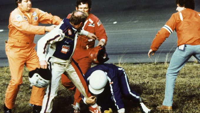 NASCAR : Cale Yarborough, Donnie Allison a Bobby Allison, bitka