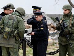 Ukrajinští vojáci opouštějí obsazenou základnu v Sevastopolu