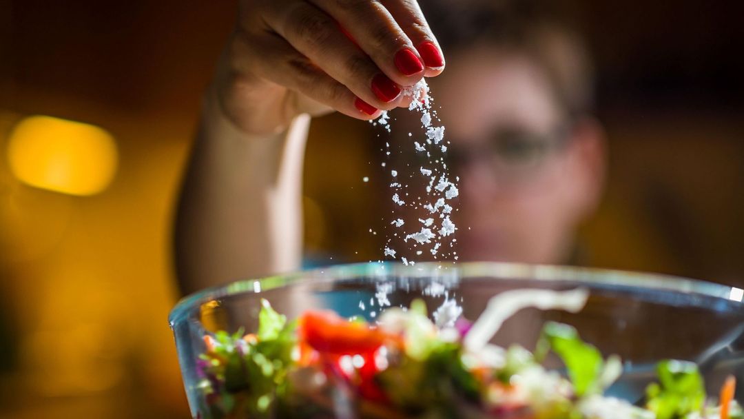Přestat solit u stolu je jedním z nejjednodušších způsobů, jak snížit příjem soli.