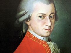 Wolfgang Amadeus Mozart na portrétu Barbary Kraft objednaném v roce 1819, tedy dlouho po jeho smrti. Přesto je užíván na "mozartovských" předmětech jako jeho oficiální tvář.
