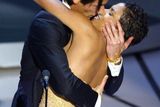 Vášnivý polibek Adriena Brodyho - V roce 2003 získal herec Adrien Brody Oscara za hlavní roli ve filmu Pianista. Ze svého vítězství byl tak rozradostněn, že při přebírání sošky z rukou Halle Berry předvedl opravdu nečekanou scénu. Z jeho vášnivého objetí a dlouhého polibku se podlomila kolena i slavné herecké kolegyni. A nakonec došlo i na slzy dojetí.
