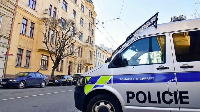 Policejní vůz poblíž domu v Údolní ulici v Brně, kde policisté navštívili 7. března 2019 byt brněnského radního Jiřího Švachuly.
