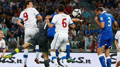 Fotbal, kvalifikace MS: Itálie - Česko: Giorgio Chiellini (vpravo) dává gól na 1:1
