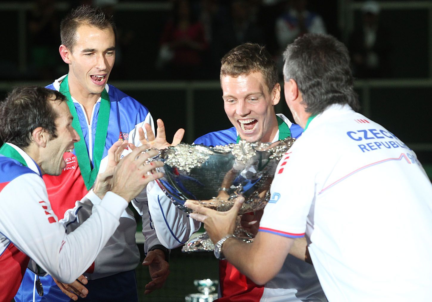 Čeští tenisté se radují z vítězství ve finále Davis Cupu 2012 proti Španělsku.