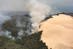 Polovinu unikátního australského ostrova spolknul oheň. Utéct teď musí i místní lidé