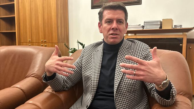 Jan Skopeček mluví na video ukázce z rozhovoru pro Aktuálně.cz o nebezpečí, pokud by se ODS posunovala do středu či doleva.