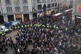 V úterý se protesty odehrály v Londýně, Edingburgu, Leedsu, Birminghamu, Sheffieldu, Liverpoolu a Manchesteru... Všude se sešly tisíce lidí.