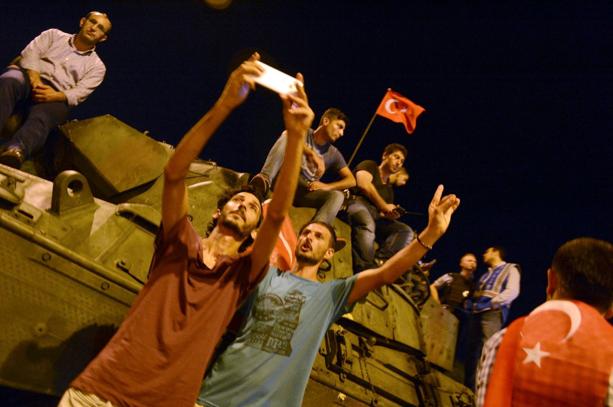 Příznivci prezidenta Erdogana se fotí s tankem