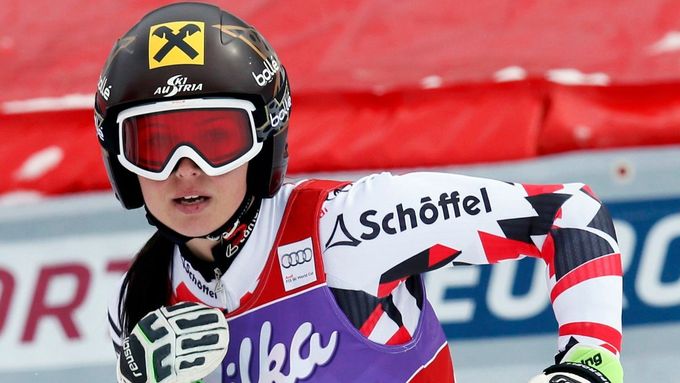 Anna Fenningerová v cíli obřího slalomu v Méribelu.