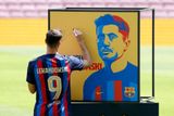 "Nebylo to snadné, ale teď už jsem tady. Jako hráč Barcy cítím velkou hrdost. Moc děkuji," řekl Lewandowski fanouškům mixem katalánštiny a angličtiny.