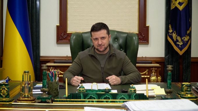 "Zůstávám v Kyjevě a nikoho se nebojím," vzkázal ukrajinský prezident Volodymyr Zelenskyj ze své pracovny.