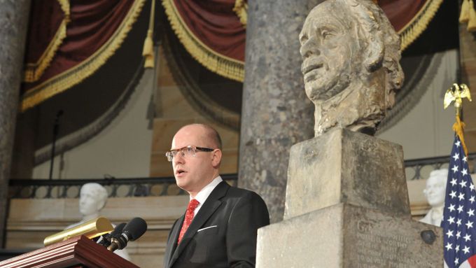 Bohuslav Sobotka v americkém Kongresu u busty Václava Havla.