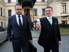 Michal Mozor (vlevo) u soudu s Vítem Bártou.