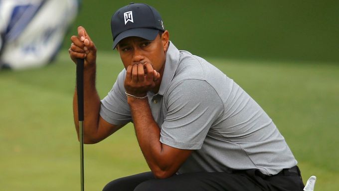 Podívejte se na nehoráznou smůlu Tigera Woodse, kvůli níž přišel v pátek na Masters o vedení.