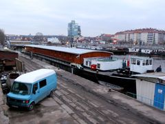 Ol' Man River. Prague´s homeless can find shelter in an asylum houseboat in Praha - Holešovice. With no boats to turn to, Brno's homeless go for train carriages